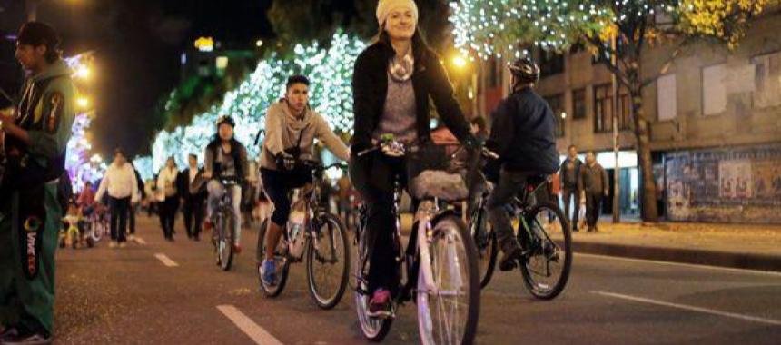 People cycling at Ciclovía Nocturna