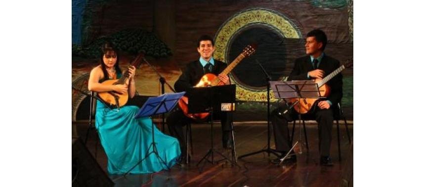 Bambuco trio playing the music