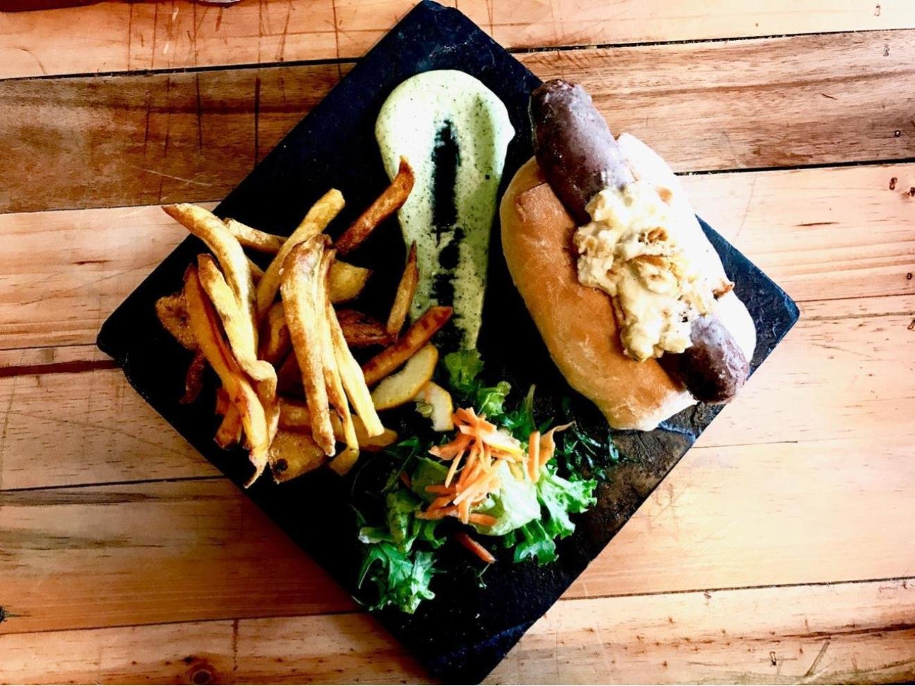 You are currently viewing El Cebollero: hot dogs turned into a casual yet gourmet meal
