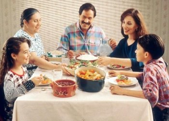 Family eating dinenr